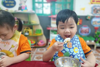 Hoạt động ăn trưa của các con học sinh lớp 3TC3