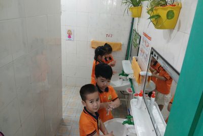 HOẠT ĐỘNG VỆ SINH RỬA TAY CỦA CÁC BÉ LỚP 3TC3
