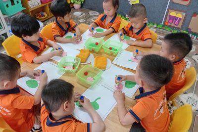Hoạt động tạo hình: Dán hoa sen lớp NTD4