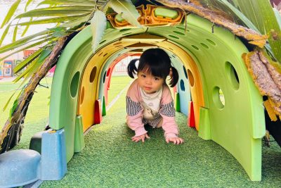 Hoạt động trải nghiệm” Bò chui qua cổng” của các chú bộ đội tý hon lớp NTD1