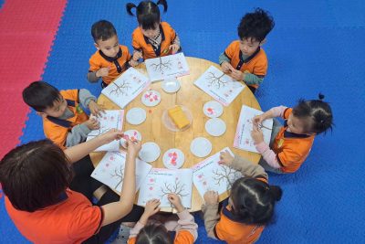 Tạo hình: Dán bông hoa. Lớp NTD5