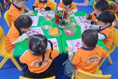 Hoạt động tạo hình “Dán hoa đào” – Lớp NTD2