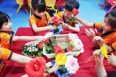 Hoạt động; ‘bé cắm hoa tặng cô ngày 20/11’ lớp 5TA3