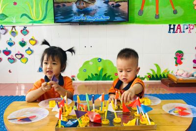 Hoạt động tạo hình: Làm thuyền từ nắp chai- chủ đề” Giao thông” của lớp NTD1