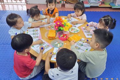 HĐ tạo hình: Dán tín hiệu đèn giao thông – Lớp NTD2