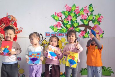 Hoạt động “Dán hoa trang trí thiệp 8-3” Lớp NTD2