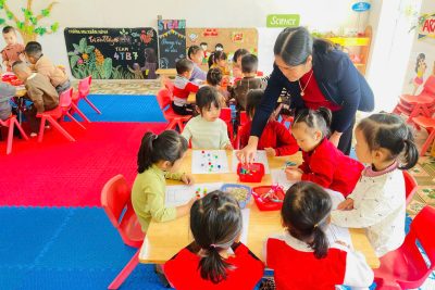 TRẢI NGHIỆM SÁNG TẠO LỚP 4TB7: TỰ TAY TRANG TRÍ ÁO DÀI – GỬI TRỌN YÊU THƯƠNG TẶNG CÔ NHÂN NGÀY 20/11