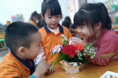 HOẠT ĐỘNG CẮM HOA THEO Ý THÍCH – LỚP 5TA5