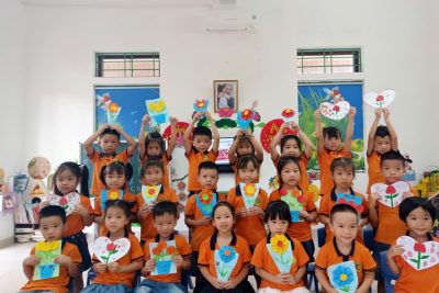 HOẠT ĐỘNG THIẾT KẾ BƯU THIẾP TẶNG BÀ, TẶNG MẸ NHÂN NGÀY 20/10 LỚP 5TA5