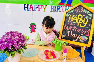 Hoạt động tạo hình dán hoa tặng bà, tặng mẹ mùng 8/3 của lớp NTD1