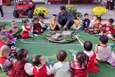Hoạt động trải nghiệm “Gói bánh chưng” các bé NTD2 Trường mầm non Xuân Ninh