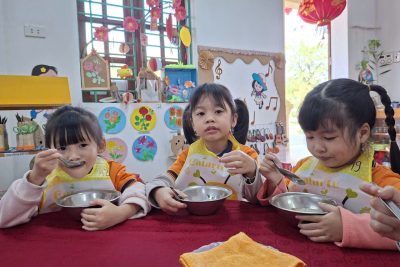 Giờ ăn của trẻ lớp 3 tuổi C4