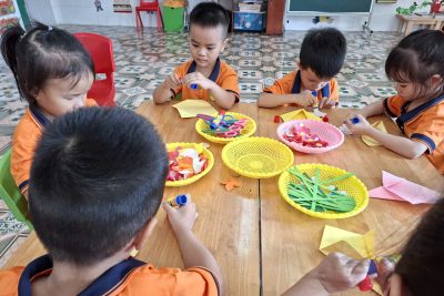 Hoạt động tạo hình: Làm bưu thiếp tặng mẹ nhận ngày 8/3