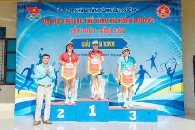Cô giáo Đỗ Thị Hậu tham gia giải điền kinh tại Đại hội TDTT xã Xuân Trường lần thứ nhất