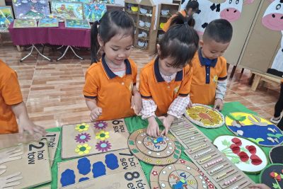 Trẻ tham quan hội thi thiết kế đồ dùng đồ chơi tự tạo lớp 4TB6