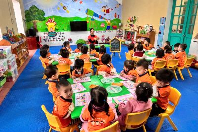 Hoạt động tạo hình dán hoa ngày tết của các bé lớp NTD1